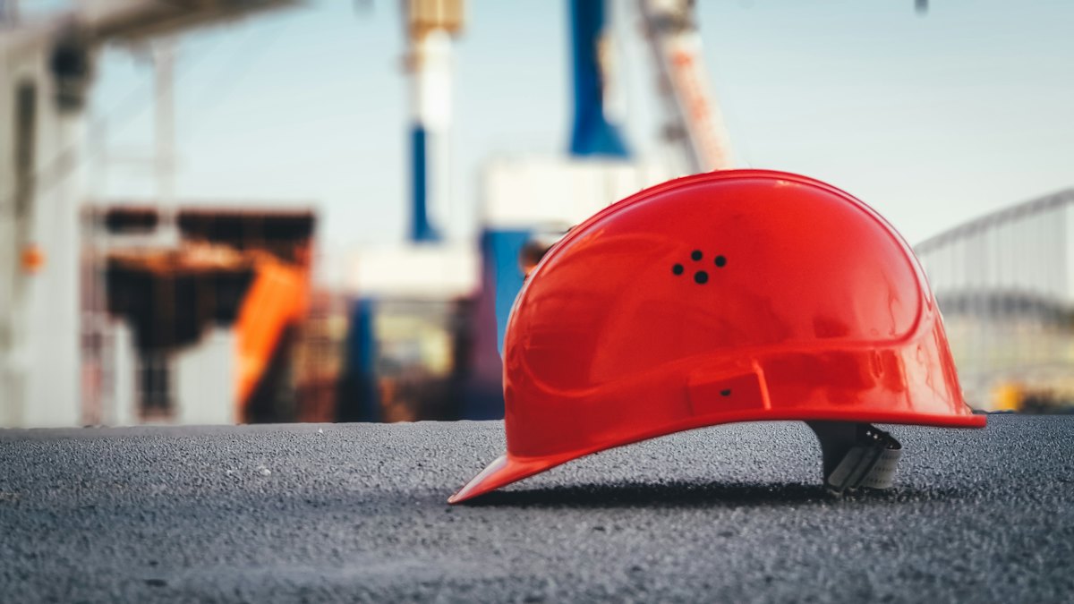 Casco de obra rojo sobre una mesa