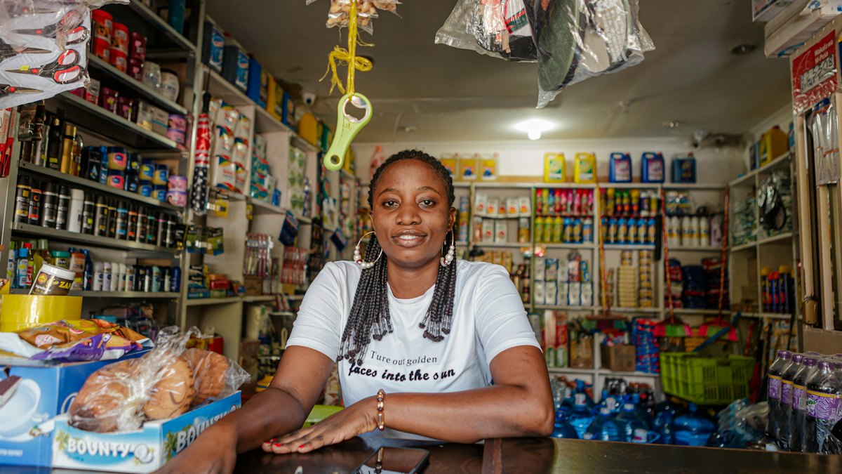 Dueña de una pequeña tienda de barrio detrás del mostrador