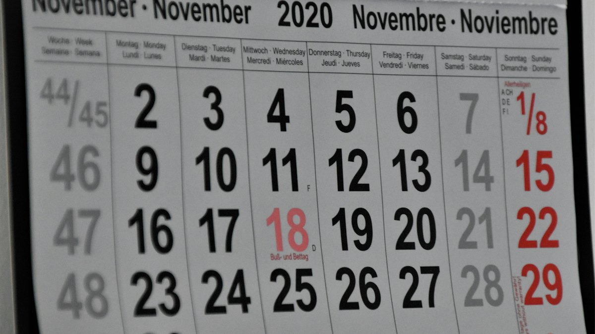 Calendario de pared con los meses del año