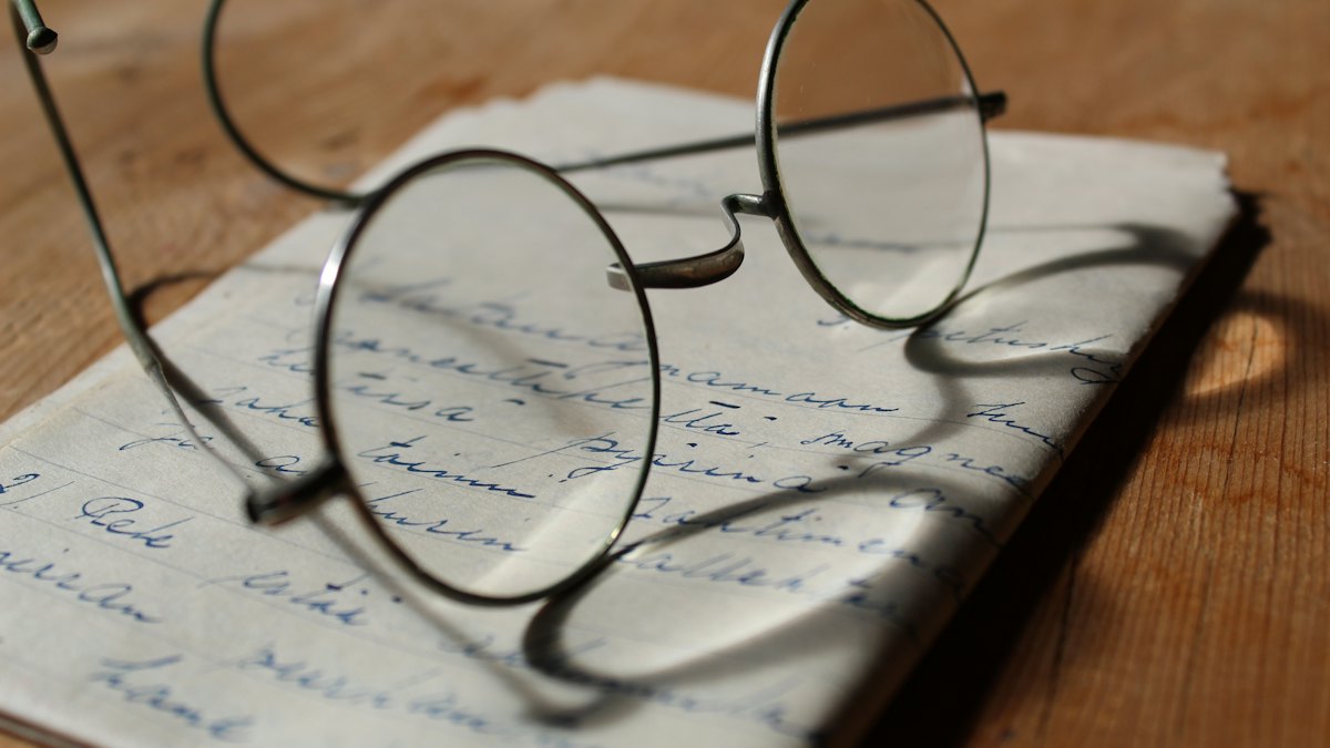 Gafas sobre una carta en una mesa