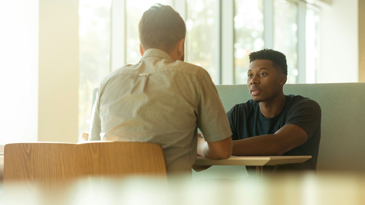 Dos personas hablando en una oficina