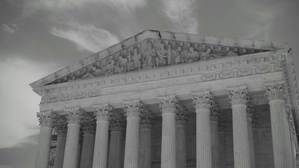 Fachada de un edificio judicial con columnas
