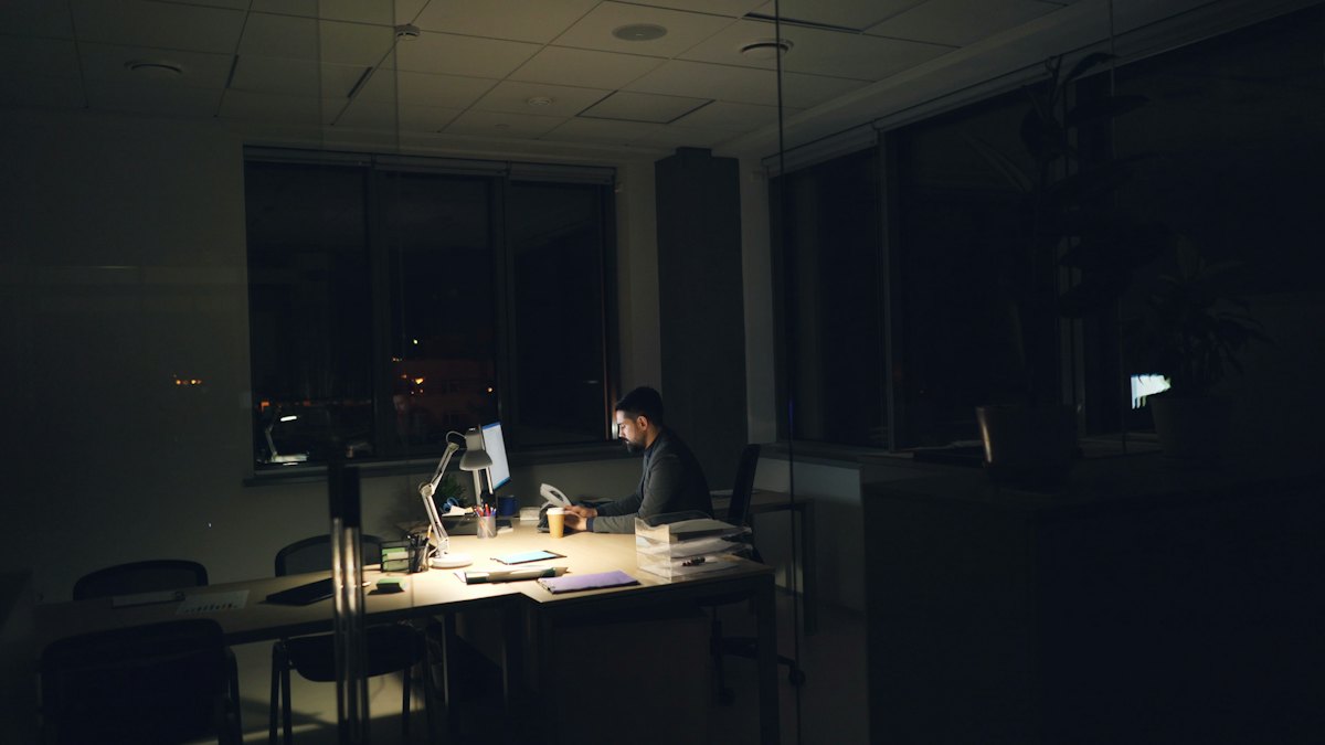 Oficina de noche con una persona trabajando