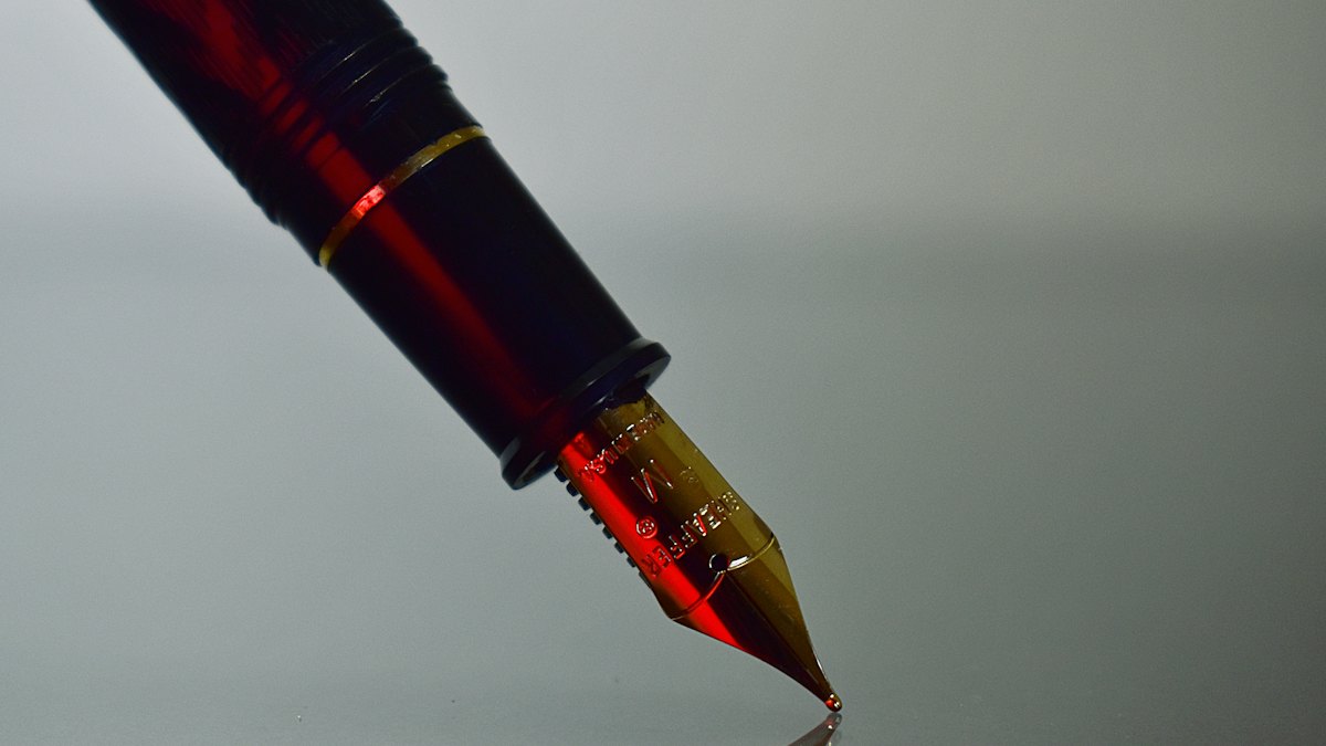 Pluma estilográfica sobre un papel