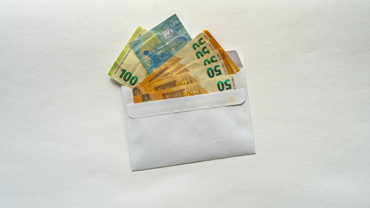 Billetes de euro dentro de un sobre blanco