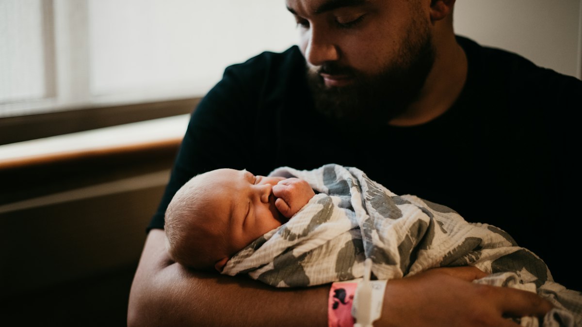 Padre con su bebé recién nacido en brazos