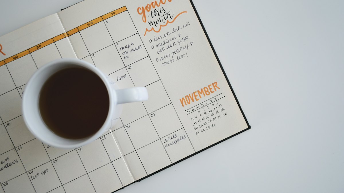 Agenda abierta junto a una taza de café