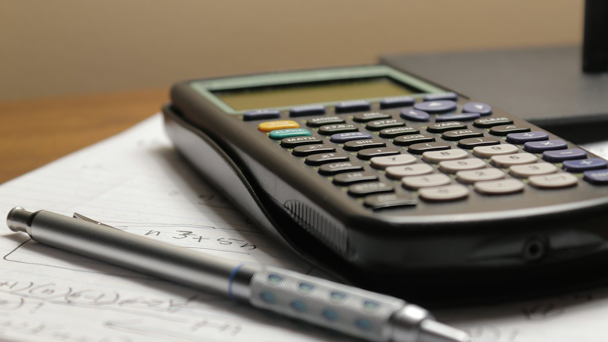 Calculadora y documentos fiscales sobre la mesa