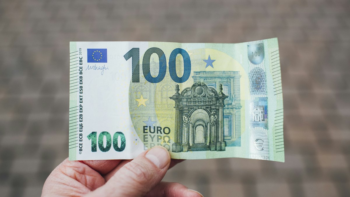 Mano sosteniendo un billete de euro