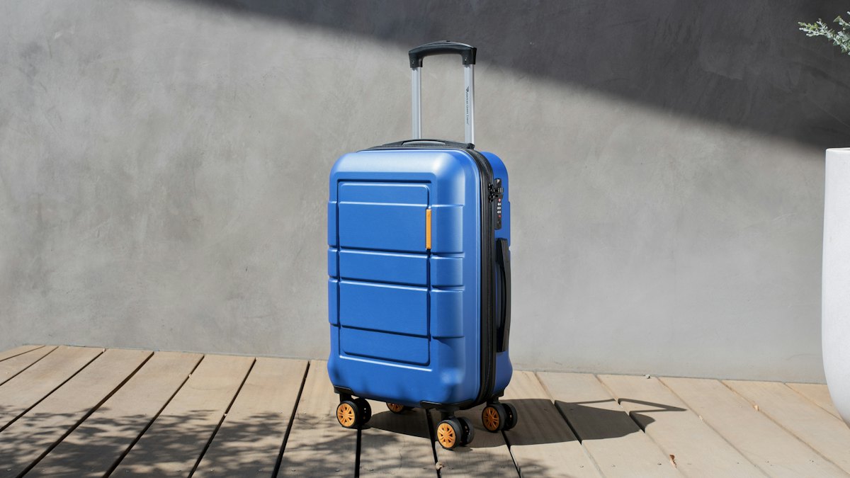 Maleta azul preparada para un viaje
